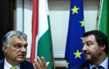 Le ministre italien de l'Intérieur Matteo Salvini (D) à côté du Premier ministre hongrois Viktor Orban lors d'une conférence de presse à Milan le 28 août 2018.