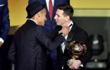 L'attaquant brésilien (G) Neymar congratule l'Argentin Lionel Messi (D) après qu'il ait reçu le Ballon d'Or FIFA 2015 à Zurich, le 11 janvier 2016