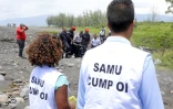 Le corps  du jeune homme tué par un requin emmené par les secouristes le 21 février 2017 à Saint-André à La Réunion