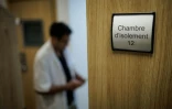 Une des 15 chambres du Centre renforcé d'urgences psychiatriques, à l'hôpital Delafontaine à Saint-Denis en Seine-Saint-Denis, conçu pour apaiser les patients arrivés en crise aiguë aux urgences générales, le 17 juin 2026