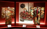 (g-d) Un vêtement de mariée japonais Uchikake du 20e siècle, une reproduction japonaise d'une œuvre d'art du 17e siècle "Geisha" et un kimono japonais du 20e siècle, au Musée du Quai Branly à Paris, le 19 février 2025