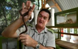 Royjan Taylor, directeur du centre Bio-ken, tient un serpent en main, le 13 février 2019 à Watamu, au Kenya