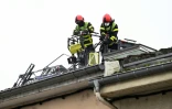 Des pompiers interviennent sur le bâtiment où s'est déclaré dans la nuit un incendie mortel à Neuves-Maisons, en Meurthe-et-Moselle, le 30 novembre 2025