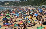 La plage de Bournemouth au sud de l'Angleterre bondée le 25 juin 2020
