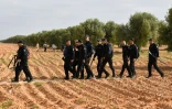 Des gendarmes tunisiens démantèlent un camp de migrants à El Amra, le 5 avril 2025