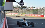 Le Britannique Lewis Hamilton (Mercedes) franchit en vainqueur la ligne d'arrivée du GP du Japon, le 8 octobre 2017 à Suzuka