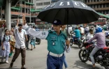 Un policier régule la circulation à Dacca, le 12 août 2024 au Bangladesh