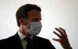 Emmanuel Macron s'entretient avec des agents de santé alors qu'il visite un centre médical à Pantin en Seine-Saint-Denis, le 7 avril 2020