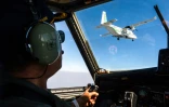 Des pilotes d'avions du service royal thaïlandais des précipitations, participent à une mission de modification atmosphérique visant à déplacer la pollution en pulvérisant de l'eau glacée dans l'air, le 15 janvier 2025 à la périphérie de Bangkok