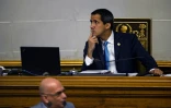 Le chef de l'opposition vénézuélienne Juan Guaido (d) près du député Jose Antonio Espana, le 17 septembre 2019 à Caracas