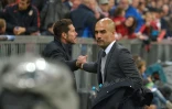 L'entraîneur argentin de l'Atlético Madrid Diego Simeone croise son homologue Pep Guardiola, alors au Bayern Munich, avant la demi-finale retour de la Ligue des Champions, le 3 mai 2016 à Munich