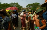 Des personnes font la queue pour recevoir l'aide alimentaire, le 3 avril 2025 à Sagaing, suite au tremblement de terre du 28 mars en Birmanie