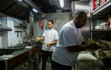 Des chefs préparent des plats pakistanais dans les cuisines du restaurant New Punjab Club, le 16 janvier 2019 à Hong Kong
