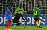 Le Camerounais Eric Maxime Choupo Moting marque face au gardien français Hugo Lloris, le 30 mai 2016 à Nantes