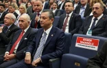 Özgür Özel est assis, le 6 avril 2025 à Ankara, à côté d'un siège laissé libre pour le maire d'Istanbul Ekrem Imamoglu, arrêté le 19 mars dernier