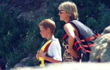 La princesse de Galles Lady Diana avec son fils Harry, le 14 juillet 1997, en vacances dans la propriété du cheik Al Fayed à Saint-Tropez