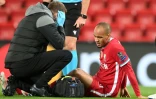 Fabinho soigné lors du match de Ligue des champions de Liverpool à domicile contre Midtjylland le 27 octobre 2020