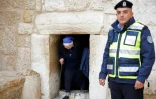 Un policier palestinien devant la Porte de l'humilité, porte d'entrée de la basilique de la Nativité, lieu de naissance de Jésus selon la tradition chrétienne, le 24 décembre 2018