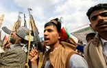 Un jeune Yémenite brandit un fusil lors d'une manifestation en soutien au peuple palestinien vivant à Gaza, à Sanna, me 14 juin 2024