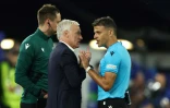 Le sélectionneur de la France Didier Deschamps parle avec l'arbitre espagnol Gil Manzano (d.) pendant le match du Groupe D de l'Euro-2024 face à l'Autriche, à Düsseldorf, le 17 juin 2024