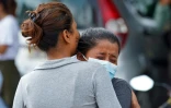 Des proches des 22 passagers de l'avion porté disparu au Népal, le 29 mai 2022 à l'aéroport de Pokhara