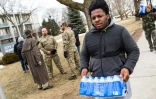 Un étudiant de l'Ohio vient distribuer des bouteilles d'eau aux habitants, à Flint le 24 janvier 2016
