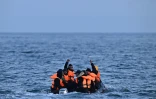 Des migrants traversent la Manche à bord d'un canot pneumatique en direction de l'Angleterre en 2023
