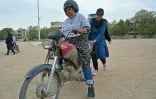 L'instructrice Shafaq Zaman (d) apprend Ă conduire une moto Ă une femme du groupe "Rowdy Riders", le 5 mars 2024 Ă Karachi, au Pakistan