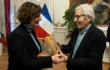 La maire de Strasbourg, Jeanne Barseghian (g), remet la médaille de la ville à l'écrivain franco-algérien Boualem Sansal, le 26 janvier 2026 à Strasbourg, dans le Bas-Rhin
