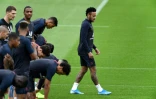 L'attaquant brésilien du Paris-SG, Neymar (d), à l'entraînement avec ses partenaires à Saint-Germain-en-Laye, le 17 août 2019