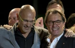 Le président de la Catalogne Artur Mas (d) et le leader de la liste "Ensemble pour le oui", Raul Romeva (g), fêtent le 27 septembre 2015 à Barcelone leur victoire aux élections régionales