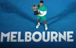 Le Serbe Novak Djokovic avec son trophée après avoir remporté l'Open d'Australie 2021, le 21 février 2021 à Melbourne