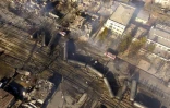 Vue sur le leux de l'accident d'un train transportant des citernes de gaz qui a explosé et déraillé dans le centre d'un village du nord-est de la Bulgarie, Hitrino, le 10 décembre 2016