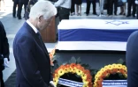 L'ex président américain, Bill Clinton se recueille devant le cercueil de l'ancien président Israélien Shimon Peres le 29 septembre 2016 à Jerusalem