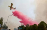 Un avion israélien tente d'éteindre des incendies provoqués par des roquettes lancées depuis le sud du Liban sur le nord d'Israël, le 4 juillet 2024