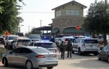 Des policiers et secouristes sur les lieux d'une fusillade au centre commercial Premium Outlets d'Allen, le 6 mai 2023 au Texas