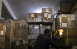 Des cartons contenant des produits pharmaceutiques à base de tapentadol saisies par l'Agence nigériane anti-drogue à Lagos, le 19 février 2026 au Nigeria