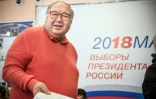 Le président russo-ouzbèke de la Fédération internationale d'escrime, Alisher Usmanov, s'apprête à voter lors des élections présidentielles, le 18 mars 2018 à Moscou