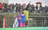 Nicolas Lunven retrouve ses enfants et salue la foule, à son arrivée aux Sables-d'Olonne après avoir bouclé le Vendée Globe, le 25 janvier 2025