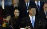 Le président chinois Xi Jinping (d) et son épouse Peng Liyuan à leur arrivée à l'aéroport de Buenos Aires, le 29 novembre 2018 en Argentine