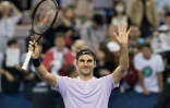 Le Suisse Roger Federer salue le public après sa victoire face à l'Argentin Diego Schwartzman au 2e tour du tournoi de Shanghai, le 11 octobre 2017 