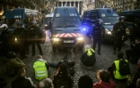 Gendarmes et "gilets jaunes" se font face près de l'Elysée, le 17 novembre 2018
