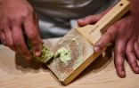 Une racine de wasabi fraîche râpée dans un restaurant de sushis à Tokyo, le 1er décembre 2020