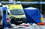 Des véhicules de secours et des tentes de la police dans la rue devant la synagogue d'Heaton Park à Crumpsall, dans le nord de l'agglomération de Manchester, en Angleterre, le 3 octobre 2025