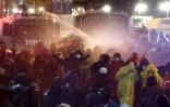 La police utilie des gaz lacrymogènes et des canons à eau pour disperser des manifestants à Ankara, le 23 mars 2025 en Turquie