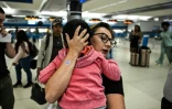 Louisa Gutierrez, du Guatemalan-Maya Center, prend dans ses bras Franklin, 3 ans, à l'aéroport international de Miami, le 4 décembre 2025