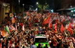 Le président sortant et candidat à la présidentielle, Luiz Inácio Lula da Silva (c), du Parti des travailleurs (PT), salue des sympathisants lors d'un rassemblement de campagne avant le second tour de l'élection, le 20 octobre 2026 à Porto Alegre, dans l'État du Rio Grande do Sul, au Brésil