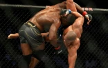 Francis Ngannou a infligé à Ciryl Gane sa première défaite pour conserver son titre UFC des lourds le 22 janvier 2022 à  Anaheim, en Californie