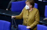 La chancelière allemande Angela Merkel prend sa place avant de s'adresser au Bundestag (chambre basse du Parlement allemand) le 11 février 2021 à Berlin.
