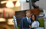 Une photo du prince Harry et de son épouse Meghan en vente dans une boutique de Londres, le 10 janvier 2020